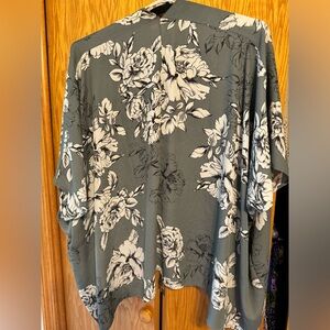 kimono, one size fits all, smoke-free home.